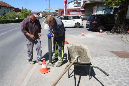 POSTAVLANJE NOVIH STEBRIČKOV PRED KD 06 FOTO LJUBO VUKELIČ
